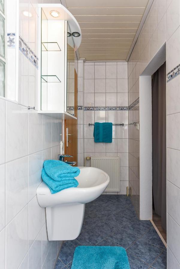 Ferienwohnungen Im Haus Waterkant Neuharlingersiel Exterior foto